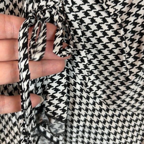 NWT Japna Black/White Houndstooth Cropped Long Sleeve Blouse with Ruffle Hem - Picture 4 of 12